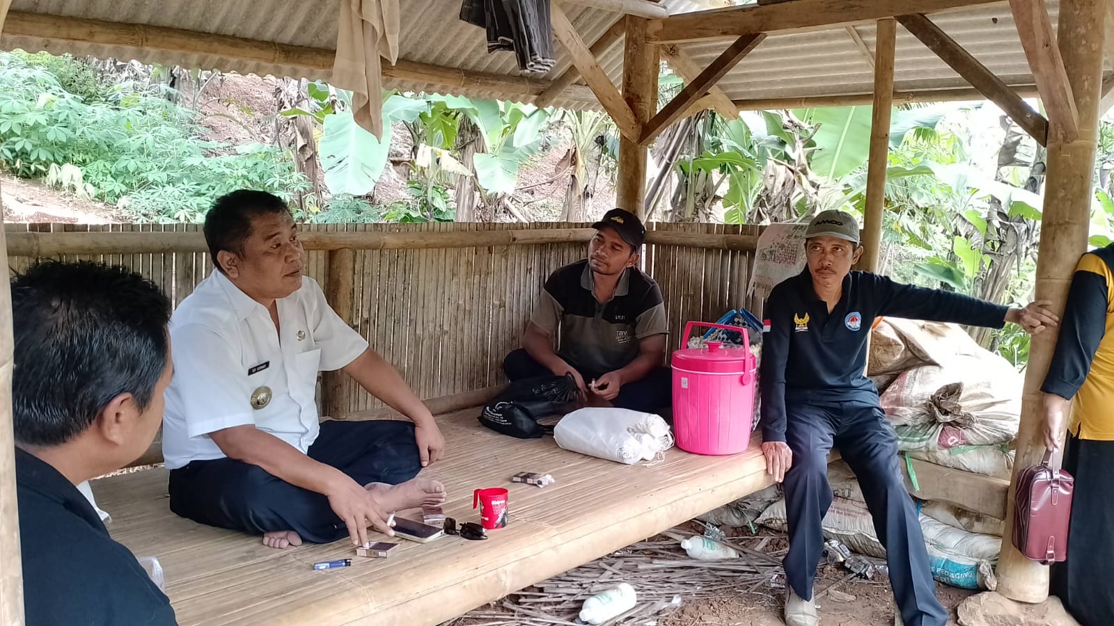 KUNJUNGAN PEMDES KASO KECAMATAN TAMBAKSARI KE LAHAN PERTANIAN DI WILAYAH GUNUNG BITUNG